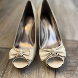 Alfani vegan leather cream heels in size 8